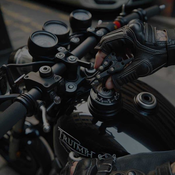 Quel système de verrouillage de direction est recommandé pour une Triumph Bobber Black en stationnement urbain ?