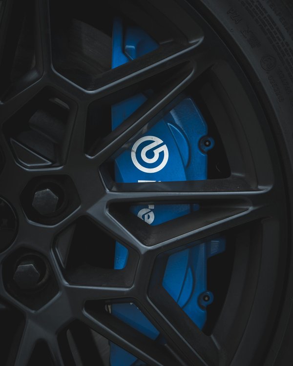 Voiture qui freine toute seule : causes et solutions essentielles